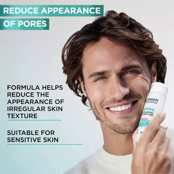 Garnier PureActive Salicylic Exfoliating Liquid Care 120 ml ansiktsrens holdes av smilende mann