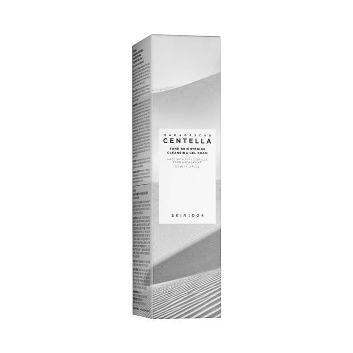 SKIN1004 Madagascar Centella Tone Brightening Cleansing Gel Foam 125 ml lysnende rengjøringsskum i hvit eske med grått motiv.