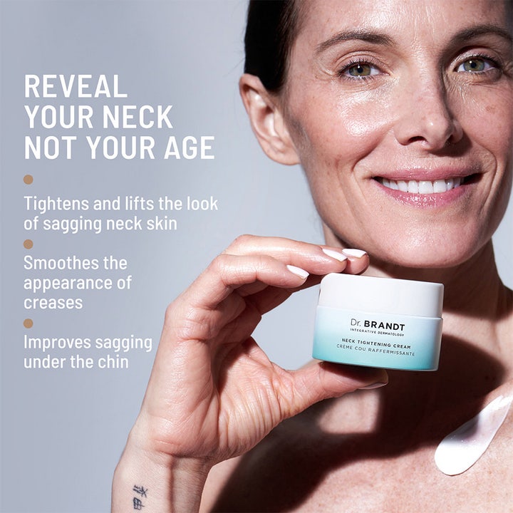 Dr Brandt Neck Tightening Cream 50 g oppstrammende halskrem i krukke holdes av smilende kvinne i livsstilsmiljø