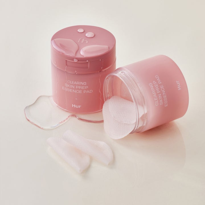 House of Hur Clearing Skin Prep Essence Pad 140 ml eksfolierende pads i rosa krukker med synlig essence og myke pads