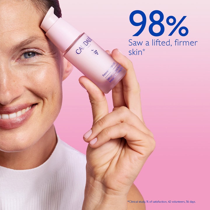 Caudalie Resveratrol-Lift Instant Firming Serum 30 ml oppstrammende serum vist av kvinne med tekst 98 % fastere hud