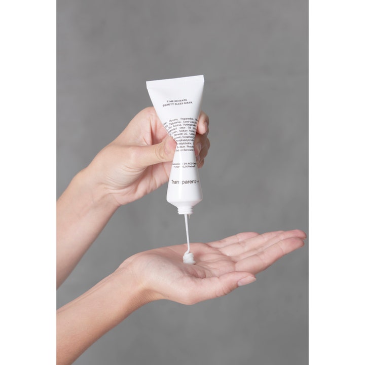 Niche Beauty Lab Transparent Lab Time Reverse Beauty Sleep Mask 75 ml nattmaske hvit krem som trykkes ut i en håndflate