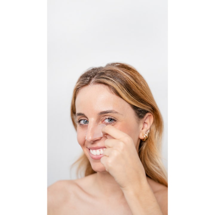 Niche Beauty Lab Acnemy Zitproof Nose 10 stk spot treatment vist på en kvinne som fester plasteret på nesen