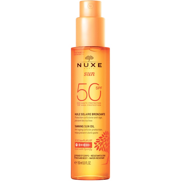 Nuxe Sun Tanning Sun Oil 150 ml beskyttende sololje SPF 50 i en oransje sprayflaske som motvirker aldringstegn