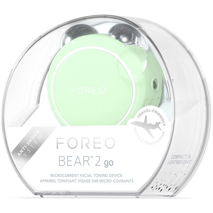 FOREO BEAR 2 go Pistachio mikrostrømenhet i gjennomsiktig reiseetui som gir huden et løft