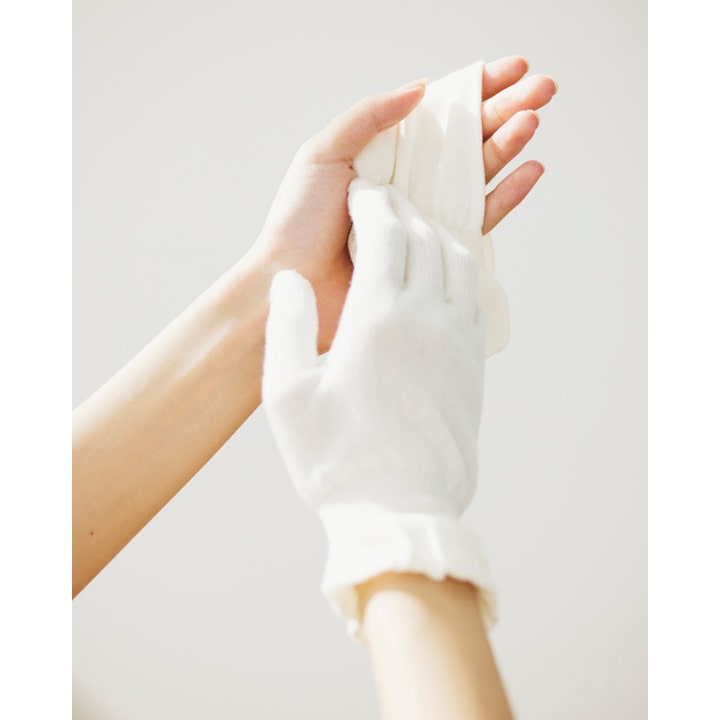Sensai Cellular Performance Treatment Gloves 1 par pleiende bomullshansker på hendene for myk hud