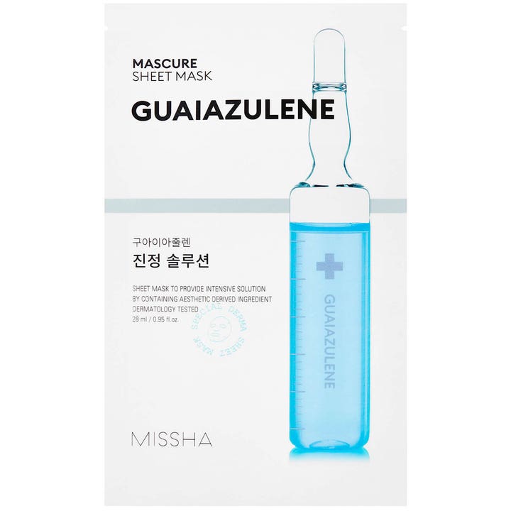 Missha Mascure Sheet Mask Guaiazulene 28 ml beroligende ansiktsmaske i hvit forpakning med bilde av en blå glassampulle.