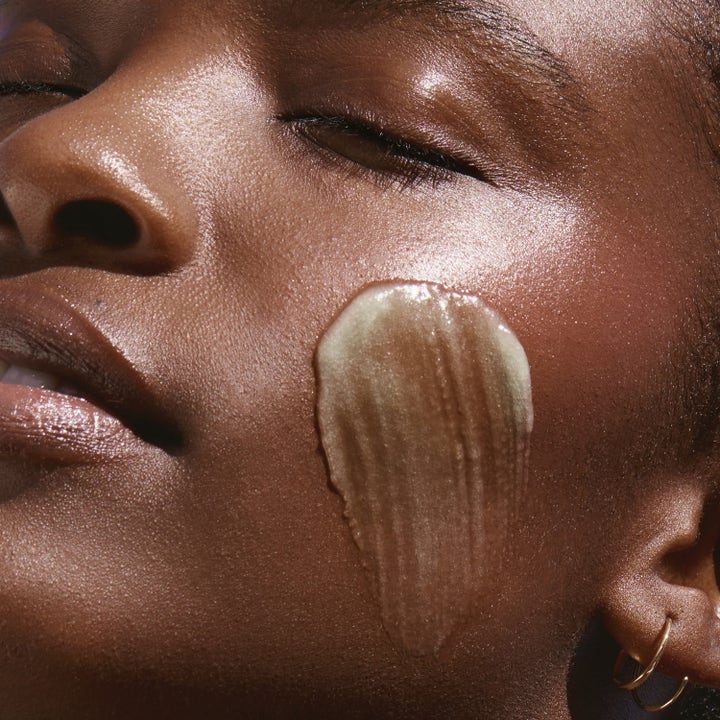 KORA Organics Active Algae Melting Cleansing Balm 100 g ansiktsrens som gir fukt vist som tekstur på glødende hud