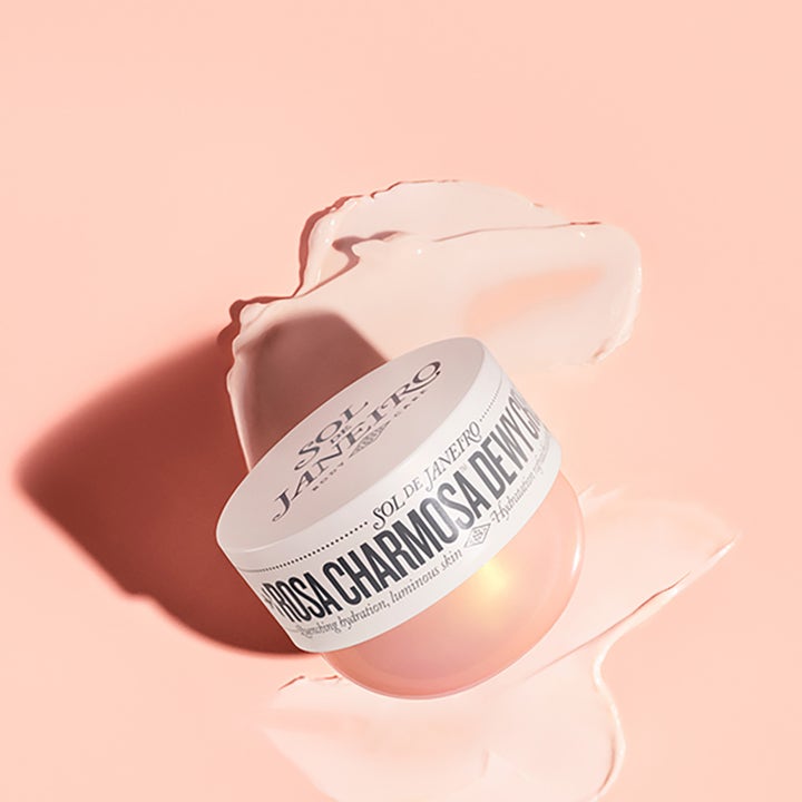Sol de Janeiro Rosa Charmosa Dewy Cream 240 ml fuktighetsgivende kroppskrem i rosa krukke med lyserosa kremtekstur.