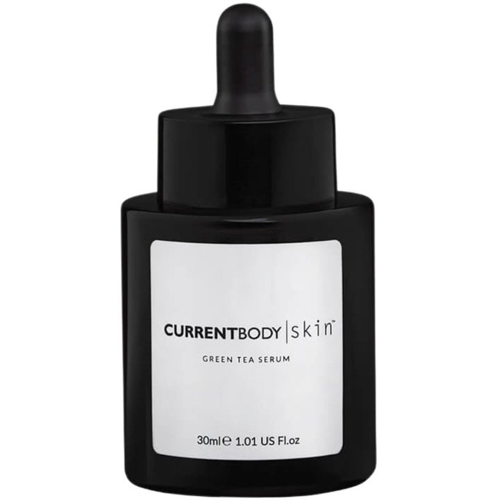 CurrentBody Skin Green Tea Serum 30 ml beskyttende ansiktsserum i en svart glassflaske med hvit etikett og pipette