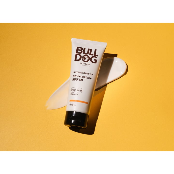 Bulldog Anytime Daily Moisturiser SPF 50 75 ml beskyttende dagkrem med hvit kremtekstur mot en gul bakgrunn