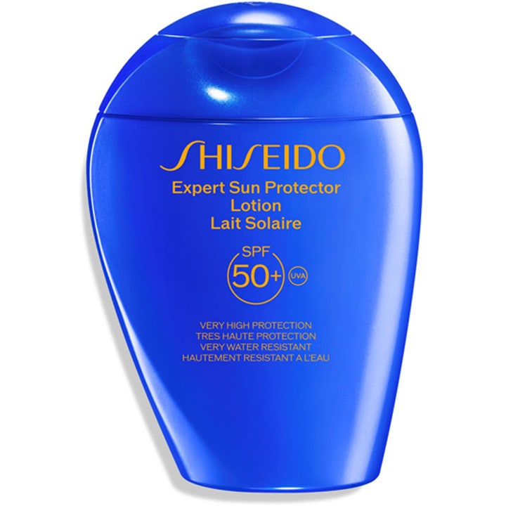 Shiseido Expert Sun Protector Lotion SPF 50+ solkrem gir høy solbeskyttelse i en blå dråpeformet plastflaske