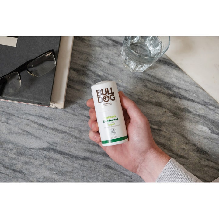 Bulldog Deodorant Original 75 ml herrdeodorant gir 24 timers beskyttelse i en hvit stick holdt i en hånd.