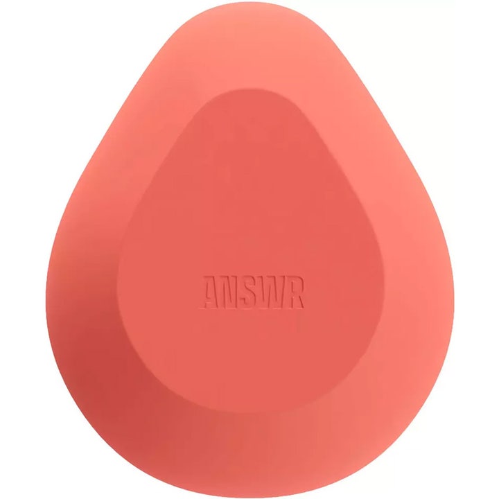 ANSWR Exfoliating Hair Removal Drop 1 stk eksfolierende hårfjerning er et korallfarget dråpeformet verktøy.