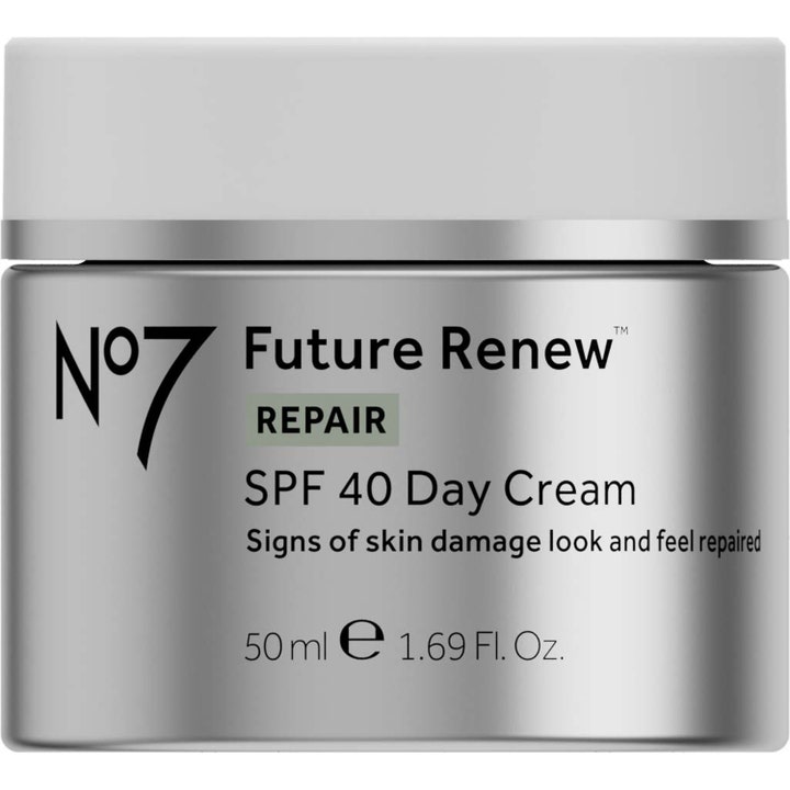 No7 Future Renew Repair SPF 40 Day Cream 50 ml reparerende dagkrem i sølvfarget krukke med hvitt lokk