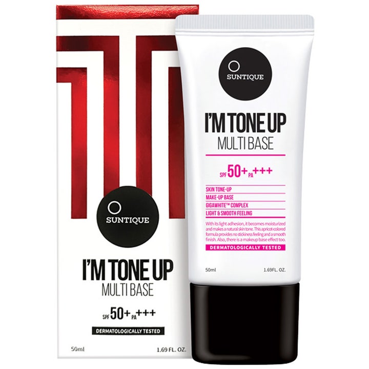 Suntique I'm Tone Up Multi Base 50ml utjevnende makeup base i hvit tube med sort kork og eske med metallisk rød logo