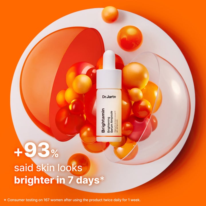 Dr.Jart+ Brightamin Brightening Serum Ampoule 8,08 g i hvit flaske omgitt av glødende oransje vitamin-kapsler.