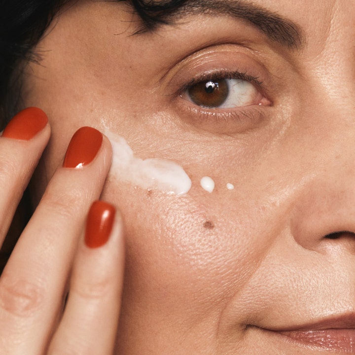 MÁDARA AGE PRO Contour Wrinkle Eye Cream 15 ml øyekrem med hvit tekstur som påføres på huden under øyet