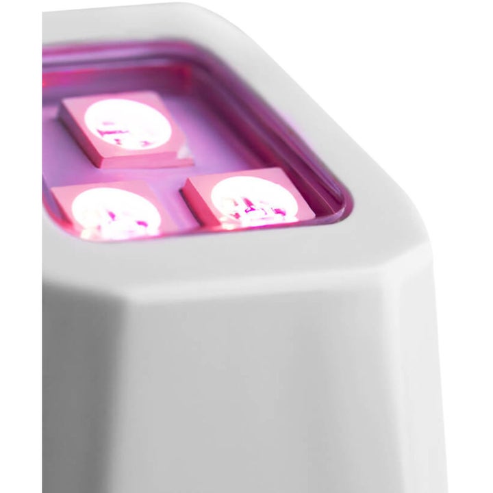 Currentbody Skin LED Blemish Pen mot kviser med lilla lys fra tre små LED-dioder i hvit beholder