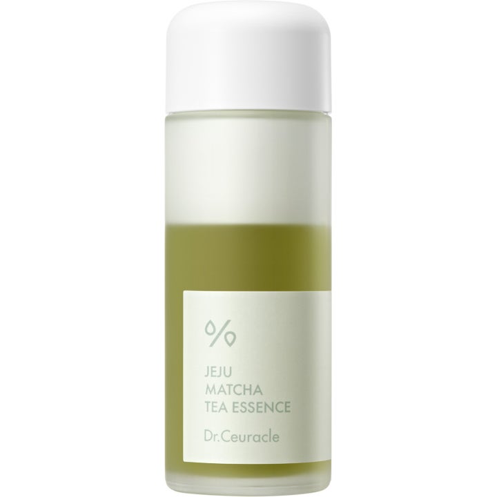 Dr.Ceuracle Jeju Matcha Tea Essence 150ml balanserer huden i en frostet flaske med hvit kork og to-lags grønn væske.