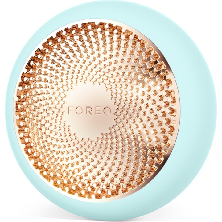 FOREO UFO 3 Mint 1 stk ansiktsbehandling i mintgrønn silikon med en mønstret plate i rosegull.