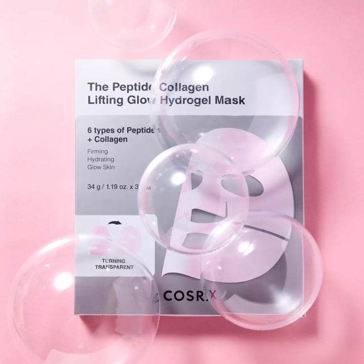 COSRX Peptide Glow Hydrogel Mask 3 stk ansiktsmaske i hvit eske med gjennomsiktige bobler på rosa bakgrunn
