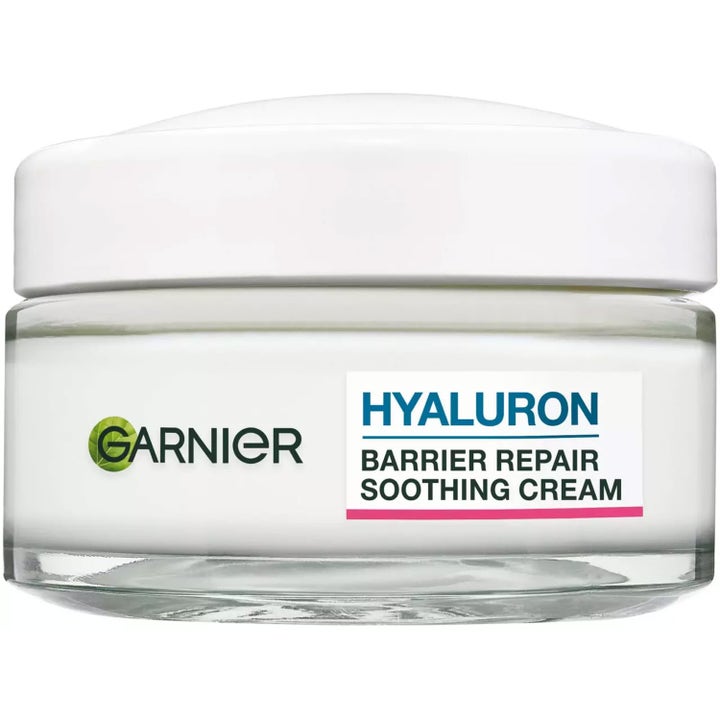 Garnier Hyaluron Barrier Repair Soothing Cream beroligende ansiktskrem i en glasskrukke med hvitt lokk som gir fukt