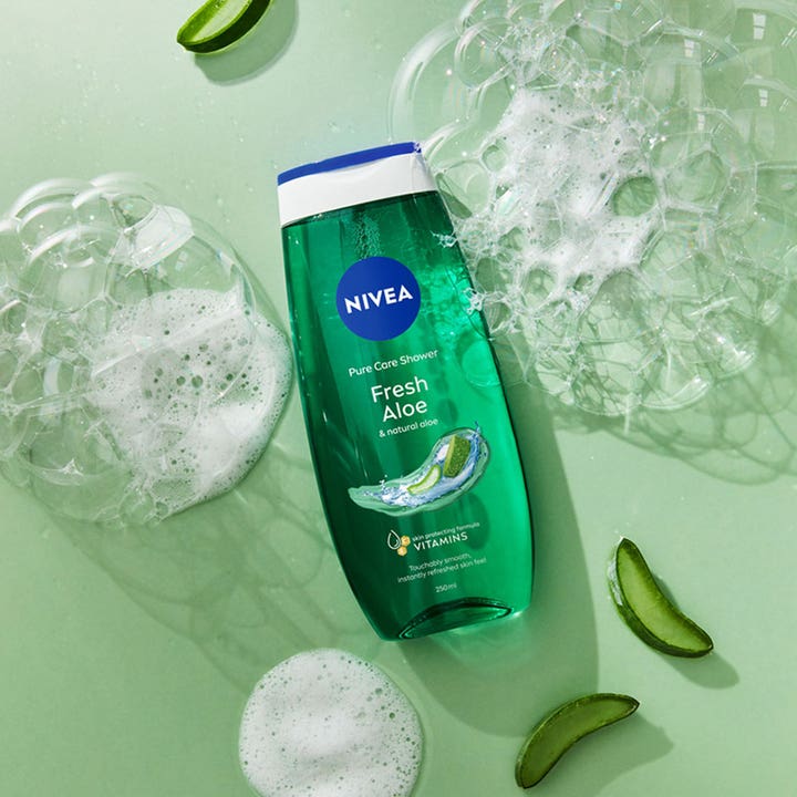 NIVEA Fresh Aloe Shower Gel 250 ml gir en frisk hudfølelse vist med grønn flaske, aloe vera-skiver og hvitt skum.