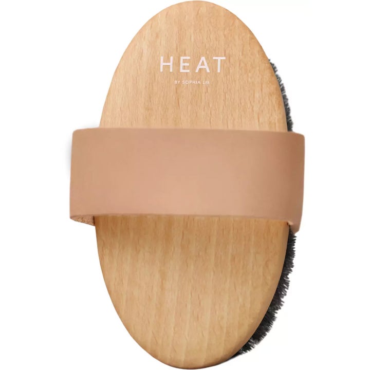 HEAT by Sophia Lie Body Brush eksfolierende kroppsbørste i lyst treverk med beige lærreim og mørk bust