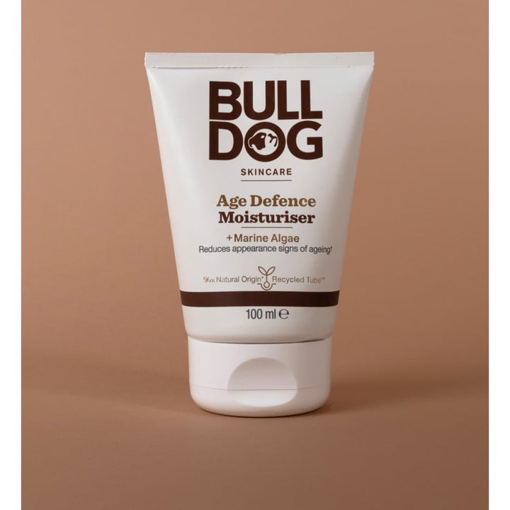 Bulldog Age Defence Moisturiser 100 ml fuktighetskrem reduserer aldringstegn i hvit tube med marine alger.