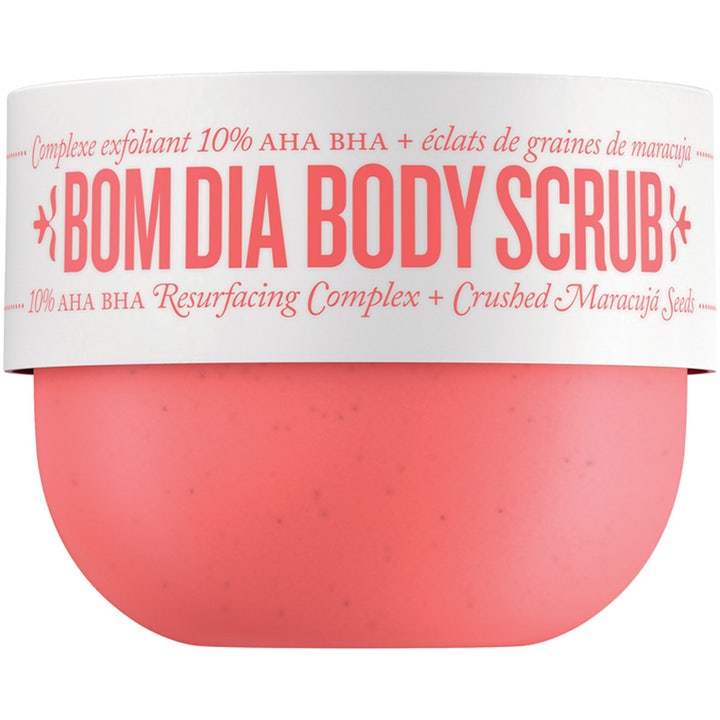 Sol de Janeiro Bom Dia Body Scrub eksfolierende kroppsskrubb med AHA og BHA i en rosa krukke med hvit etikett