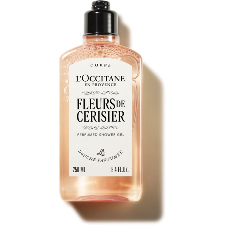 L'Occitane Fleurs de Cerisier 250 ml dusjgelé som renser huden i en klar flaske med ferskenfarget gelé og hvit etikett.