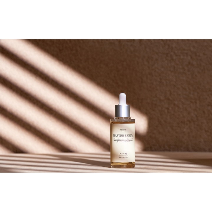 Mixsoon Master Serum 60 ml beroligende ansiktsserum i glassflaske med hvit pipette i et stemningsfullt skyggespill