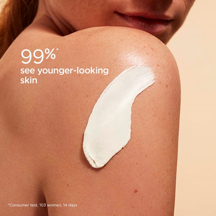 Clarins Youth-protecting Sunscreen SPF50+ 150 ml hvit solkrem på hud med tekst 99% see younger-looking skin