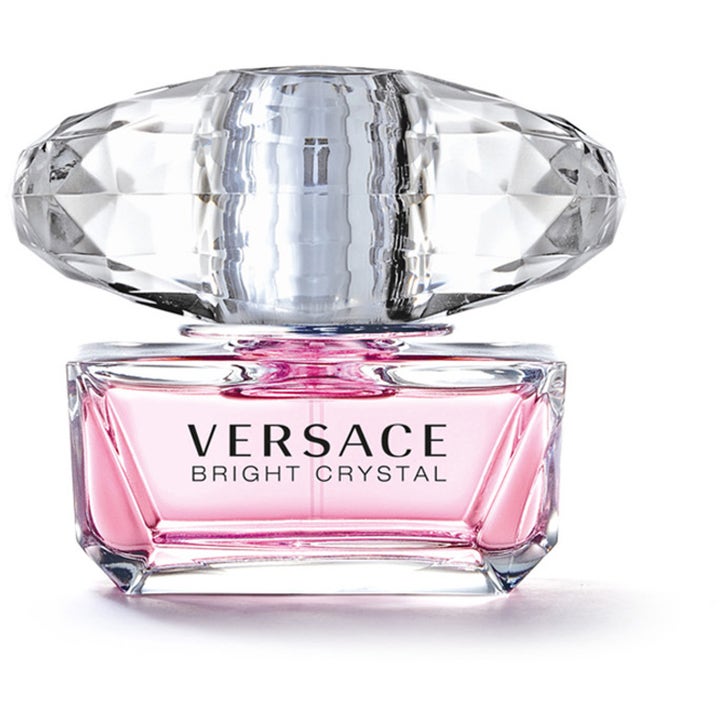 Versace Bright Crystal parfyme gir en frisk blomsterduft i glassflaske med rosa innhold og stor fasettslipt krystallkork