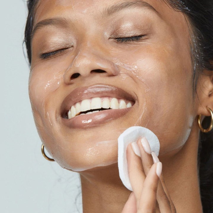 Dermalogica UltraCalming Cleanser Duo beroligende ansiktsrens som fjernes fra ansiktet med en hvit bomullspad