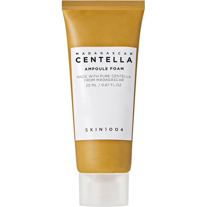 SKIN1004 Madagascar Centella Ampoule Foam 20 ml beroligende ansiktsrens i en gyllen tube med hvit etikett.