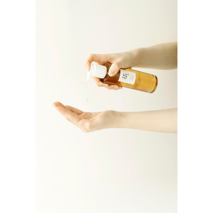 Beauty of Joseon Ginseng Cleansing Oil 210 ml rengjøringsolje pumper gyllen væske i håndflaten for ansiktsrens