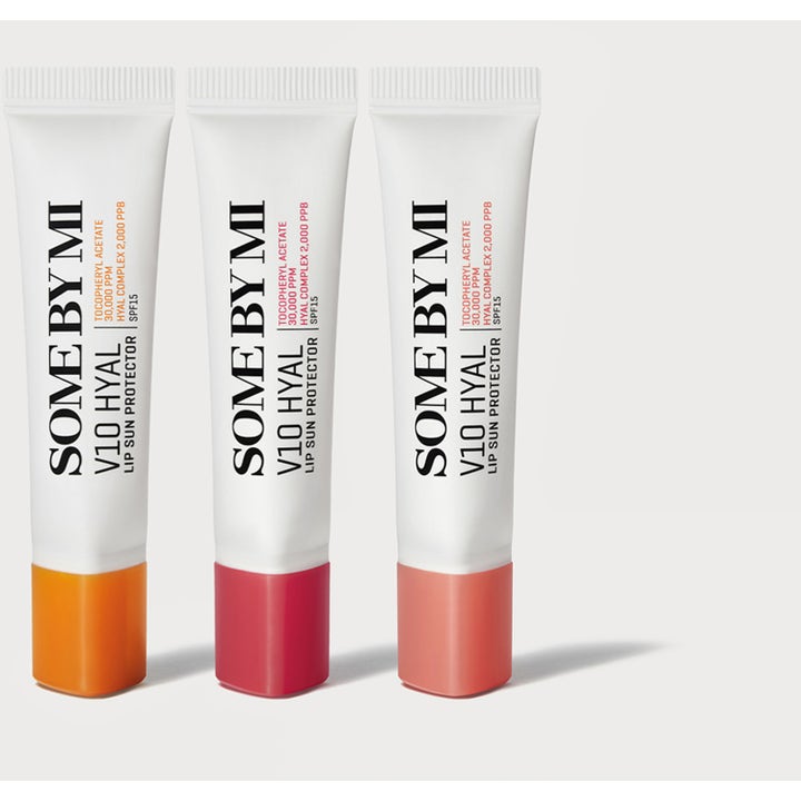 Some By Mi V10 Hyal Lip Protector 7 ml fuktighetsgivende leppepleie med SPF 15 i tre hvite tuber med fargerike korker.