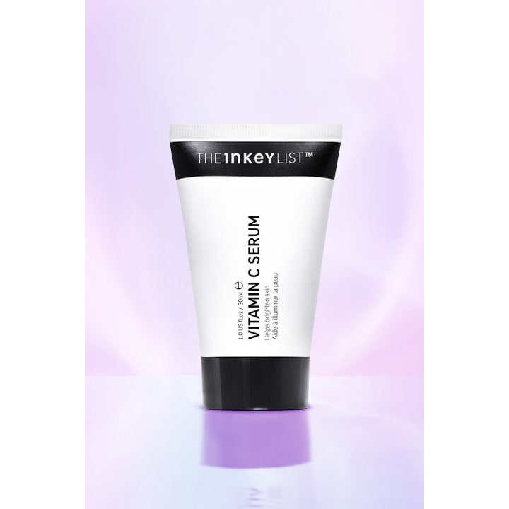 The INKEY List Vitamin C Serum 30 ml glødgivende ansiktsserum i hvit tube mot en lys lilla bakgrunn.