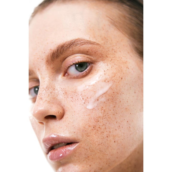 By Wishtrend Cera-barrier Soothing Ampoule 30 ml lindrende serum med melkeaktig tekstur på ansiktet