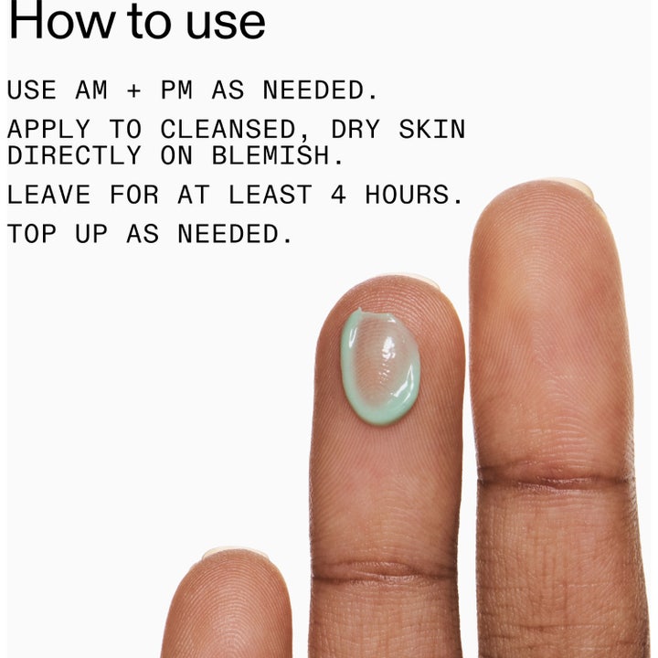 The INKEY List Succinic Acid Treatment 15 ml serum mot kviser viser grønn geltekstur på fingertupp med bruksanvisning