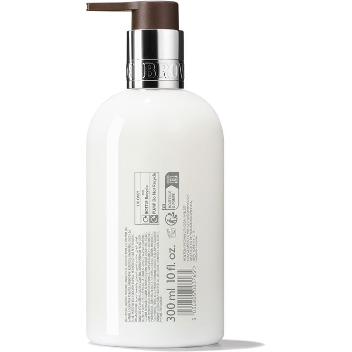 Molton Brown Coastal Cypress & Sea Fennel Hand Lotion 300 ml fuktighetsgivende håndkrem på baksiden av hvit flaske