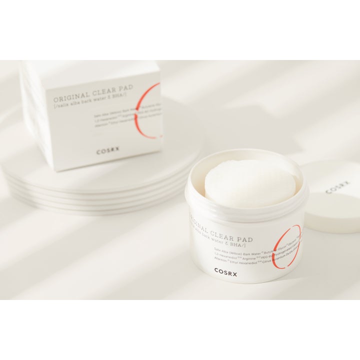 COSRX One Step Original Clear Pad 70 stk eksfolierende pads med BHA i åpen hvit krukke med hvite bomullspads