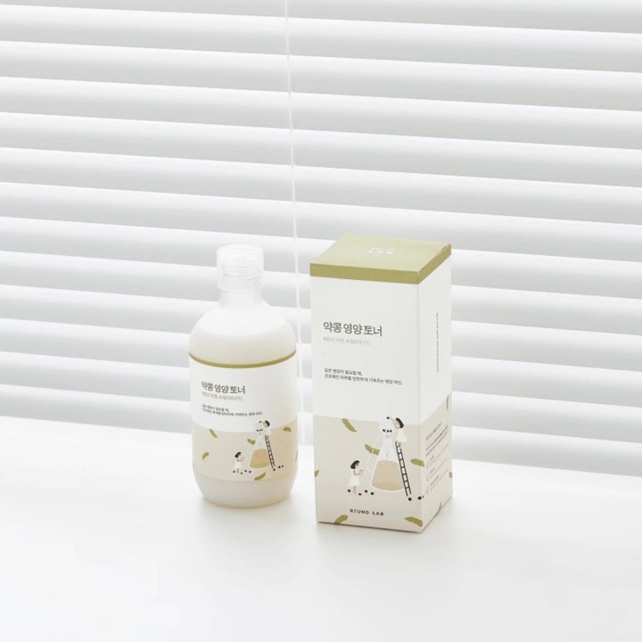 Round Lab Soybean Nourishing Toner 300 ml nærende ansiktsvann i frostet flaske og eske foran hvite persienner