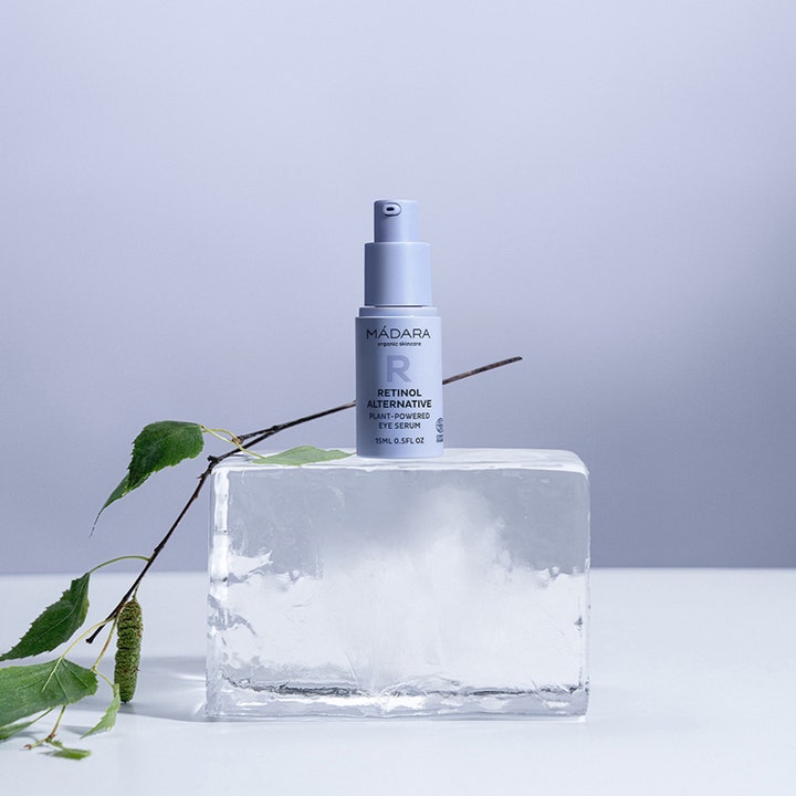 Mádara Retinol Alternative Plant-Powered Eye Serum 15 ml lilla pumpeflaske på en isblokk med en bjørkekvist