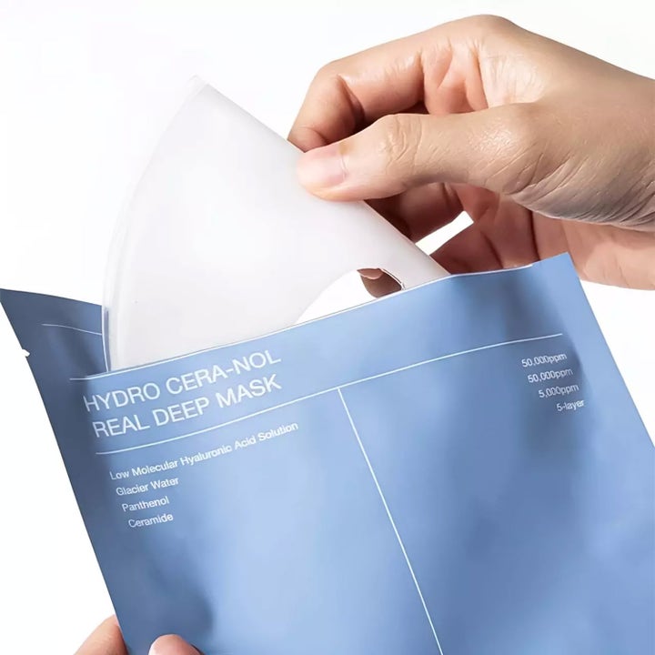 Biodance Hydro Cera-Nol Real Deep Mask 34 g fuktighetsgivende ansiktsmaske med ceramider tas ut av blå pakning.