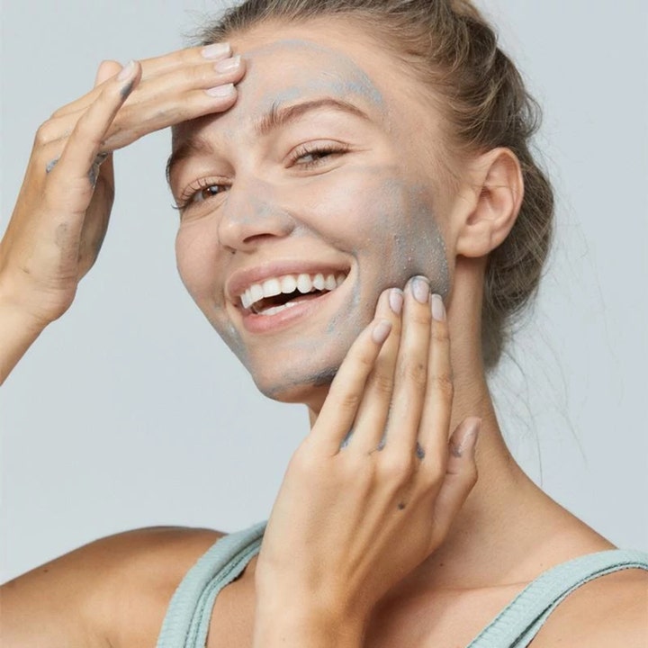 Dermalogica Daily Superfoliant 13 g ansiktspeeling gir glød når den grå massen masseres inn i ansiktet.