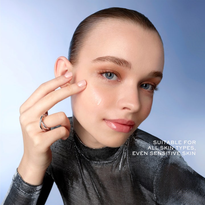 Lancôme Génifique Ultimate Serum 30 ml reparerende ansiktsserum med en klar dråpe på en glasspipette
