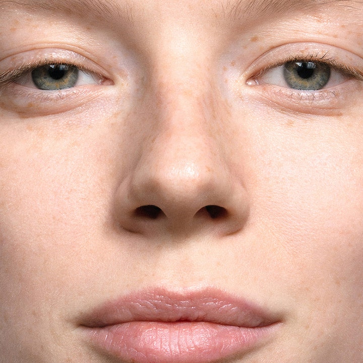 MÁDARA H2O Tint Hyaluron Tinted Serum 30 ml fuktgivende ansiktsserum gir en naturlig finish og glød på huden.